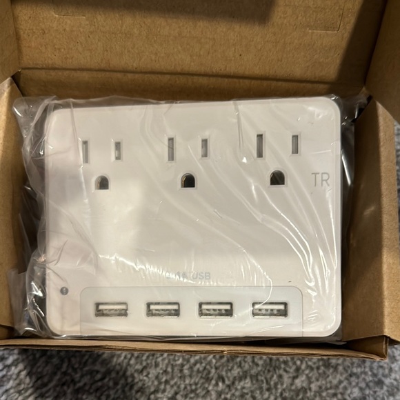 3 outlet wall tap with 4 usb ports and photo sensor nightlight - Picture 1 of 4